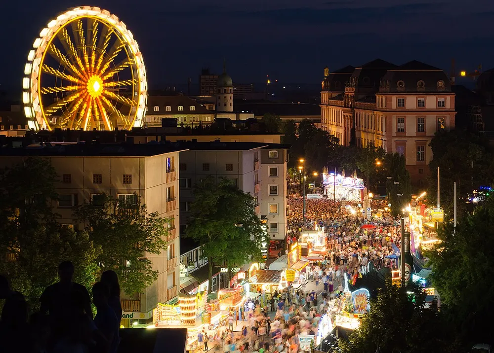 Festzelte und Kirmes-Atmosphäre beim Heinerfest in Darmstadt – eines der beliebtesten Stadtfeste Hessens