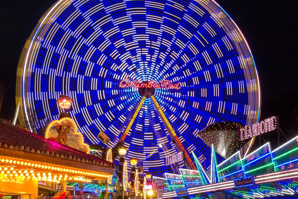 Fahrgeschäfte und Schausteller auf der Viktorkirmes in Dülmen – Riesenrad und Karussells auf dem Overbergplatz