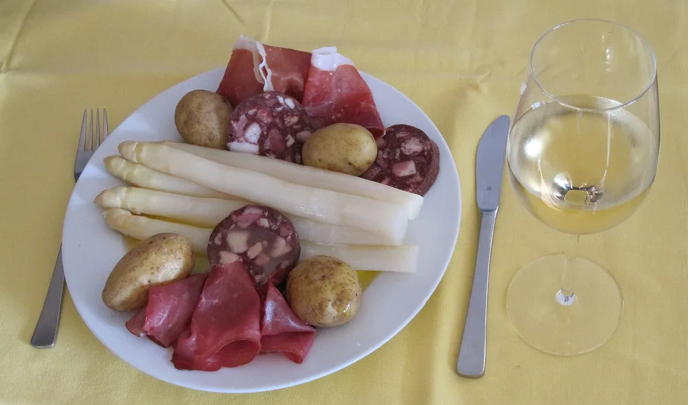 Frischer weißer Spargel, fränkisch serviert mit Kartoffeln, Butter und Schinken