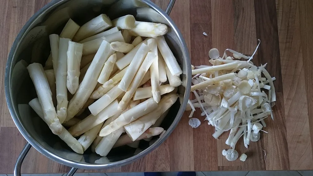 Frischer weißer Spargel, gestockt und gebündelt