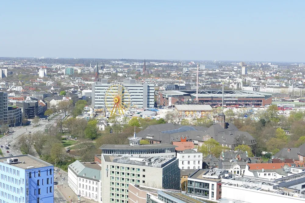 Blick vom Michel auf das Festgelände des Hamburger Doms auf dem Heiligengeistfeld mit Fahrgeschäften und Riesenrad