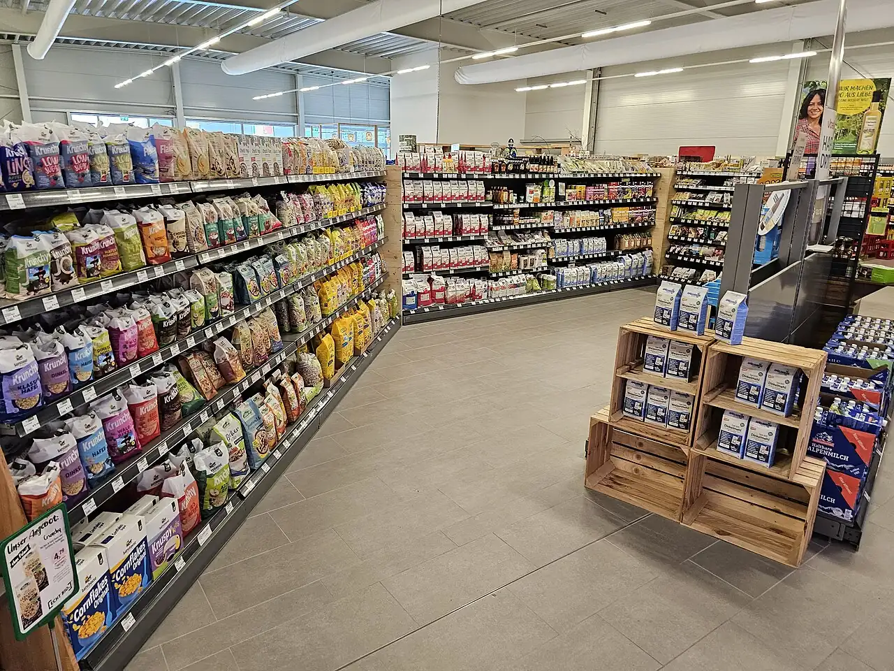 Regale mit Bio-Lebensmitteln in einem Naturkostmarkt