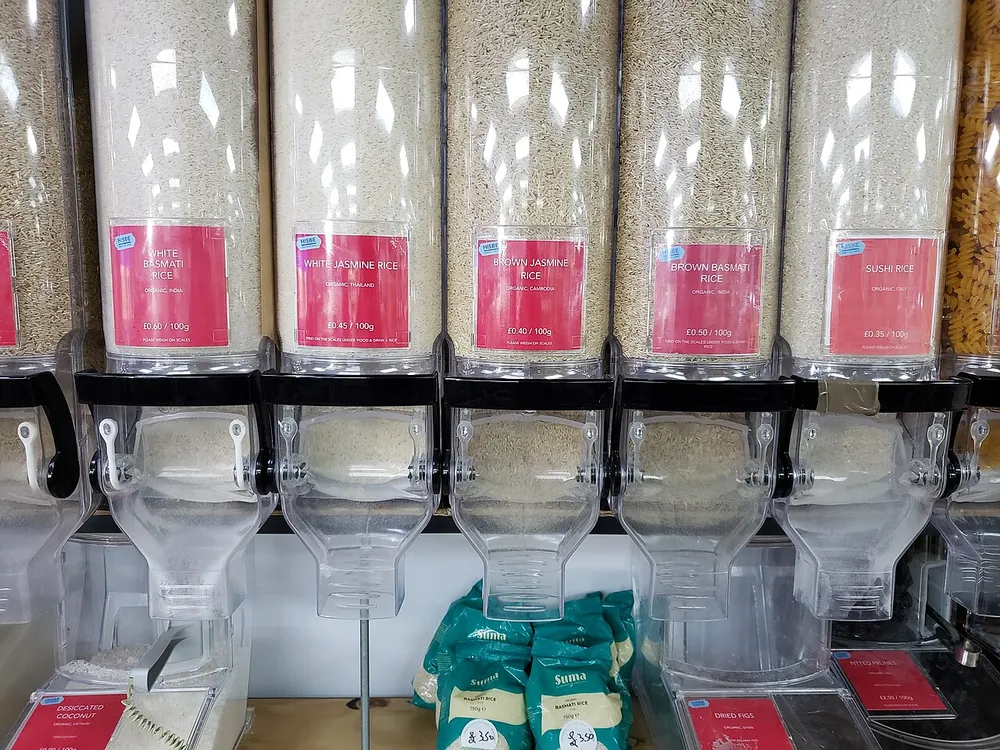 Unverpackte Lebensmittel in Glasbehältern in einem Zero-Waste-Laden