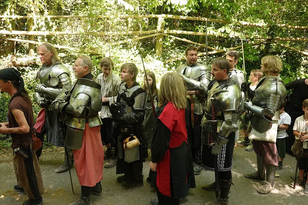 Rittergruppe in historischen Gewändern beim Umzug des Kaltenberger Ritterturniers